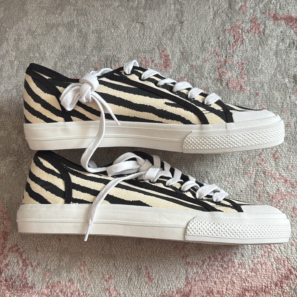 Zebra Print Sneaker 🦓 - Picture 4 of 8